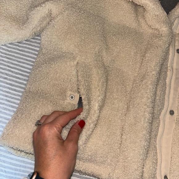 Abercrombie & Fitch Ivory Fuzzy Puffer Jacket - Picture 4 of 5